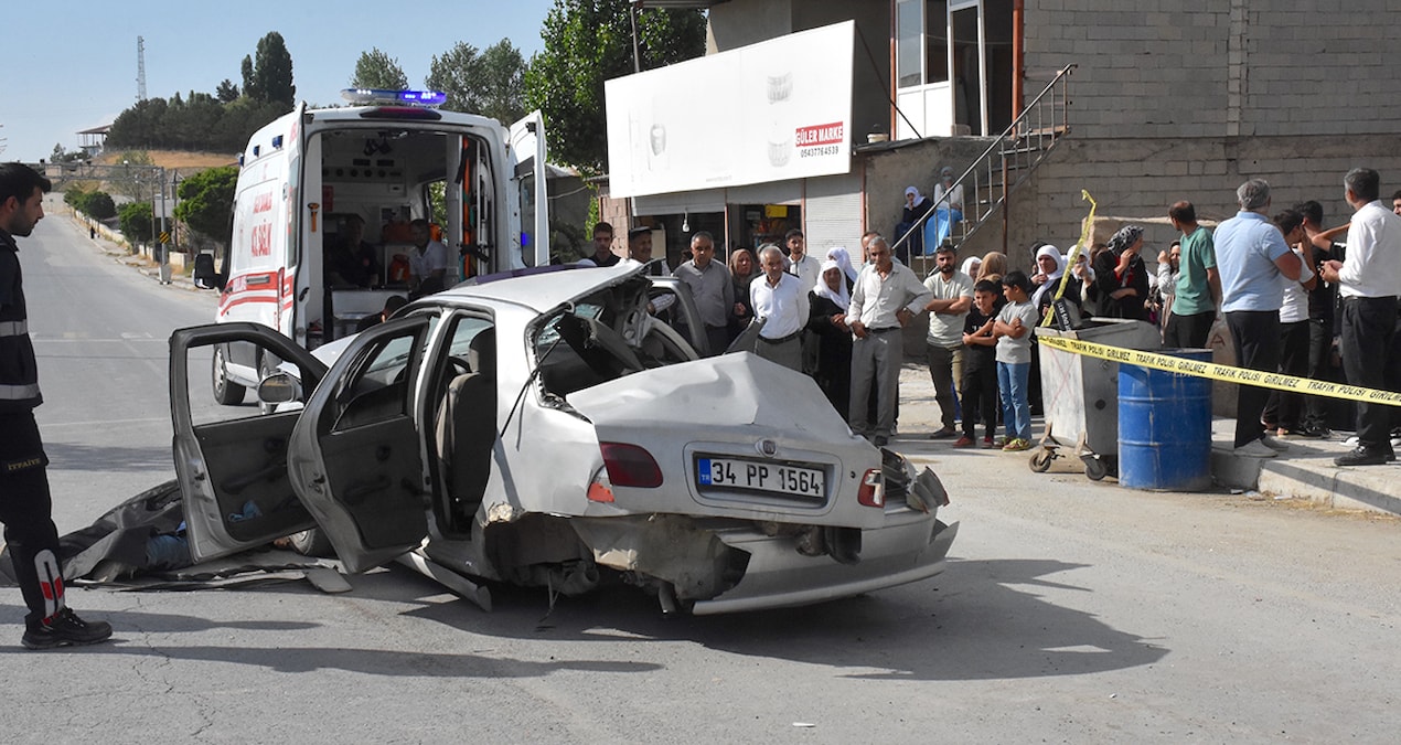 Car crashed into a parked pickup truck: 1 person died, 4 people were injured - Breaking News