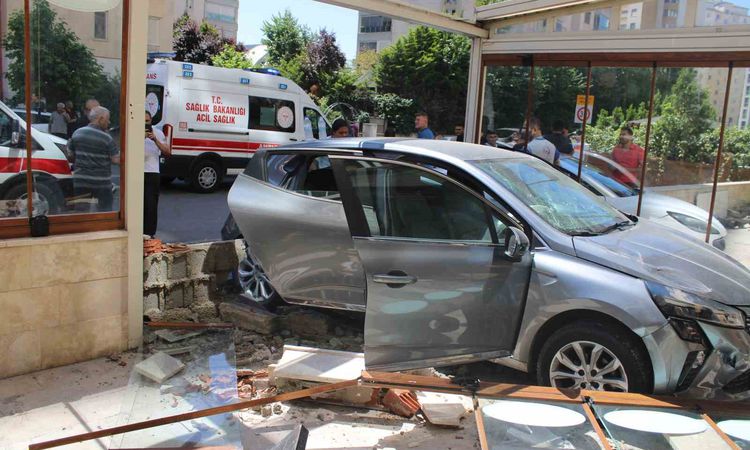 Gündemden Son Bilgiler: Otomobil Pide Fırınına Girdi: 1 Yaralı - Son Dakika: Gelişmeler Takip Ediliyor