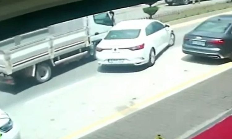 The accident in which a truck hit a car was caught on camera - News