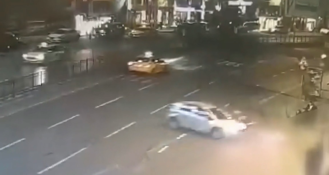 Otomobilin çarptığı motosiklet durağa daldı - En Son Haber ve Merak Edilenler