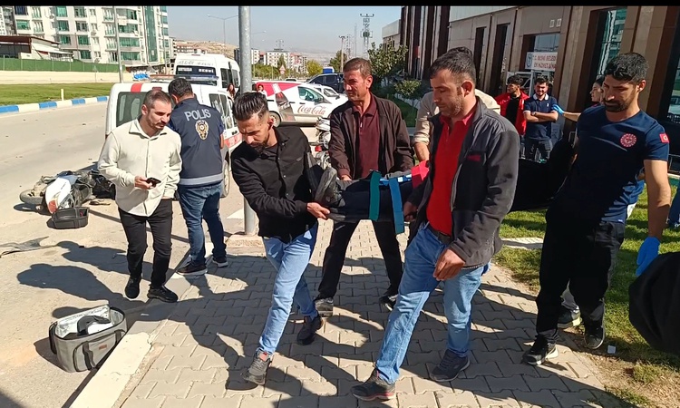 Otomobilin çarptığı motosikletin sürücüsü ağır yaralandı: Gelişmeler Takip Ediliyor
