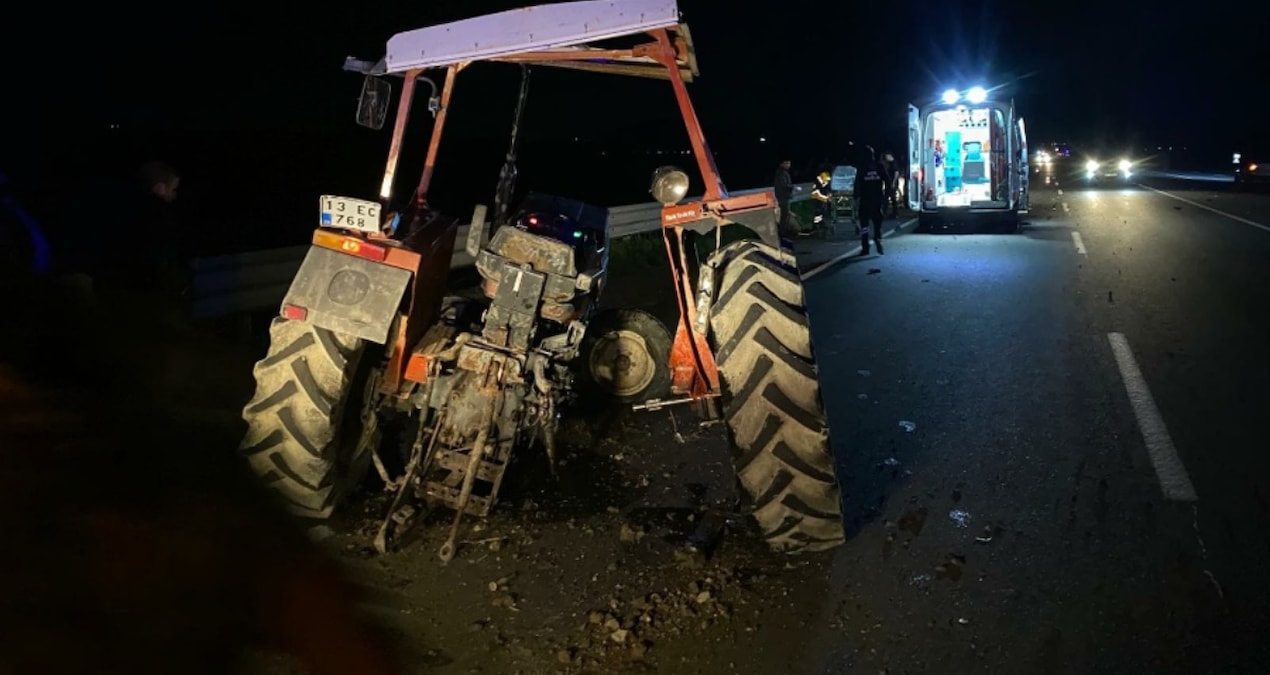 Otomobilin çarptığı traktör ikiye ayrıldı: 1'i ağır 6 yaralı - Haberleri: Gelişmeler Takip Ediliyor
