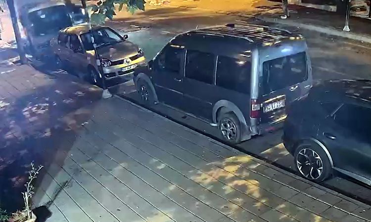 The accident in which the car crashed into a parked pickup truck was caught on camera - Breaking News