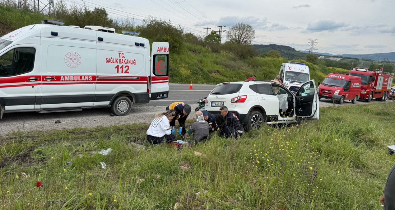 Otomobille hafif ticari araç çarpıştı; 1’i ağır, 4 yaralı - Son Dakika Haberleri: Gelişmeler Takip Ediliyor