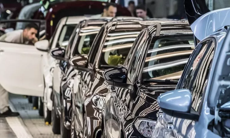 Gündemden Son Bilgiler: Otomotiv Pazarında Daralma Sürüyor: ÖTV Matrahı ve Kredi Koşulları Sektörü Tehdit Ediy