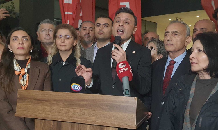 Özgür Çelik, Bakırköy'de 39 kişinin tutuklanmasını 'siyasi operasyon' diye niteledi | İşte Tüm Ayrıntılar