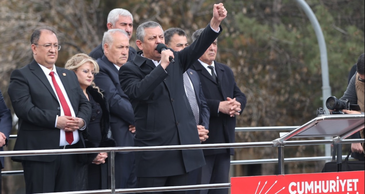 Ayrıntılar Netleşti: Özgür Özel kürsüden seslendi: Ara seçim için 3 il önerdi - Son Dakika Haberleri | İşte Tü