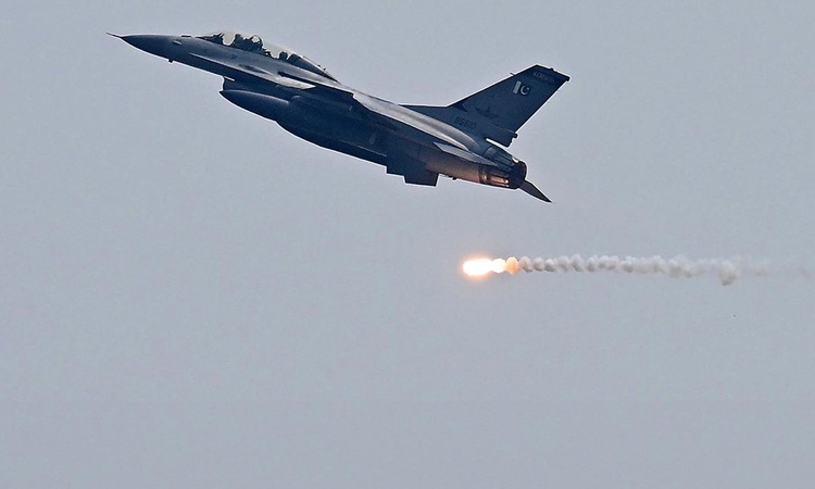 Pakistan savaşa dahil oldu! Jetler havalanıp bomba yağdırdı