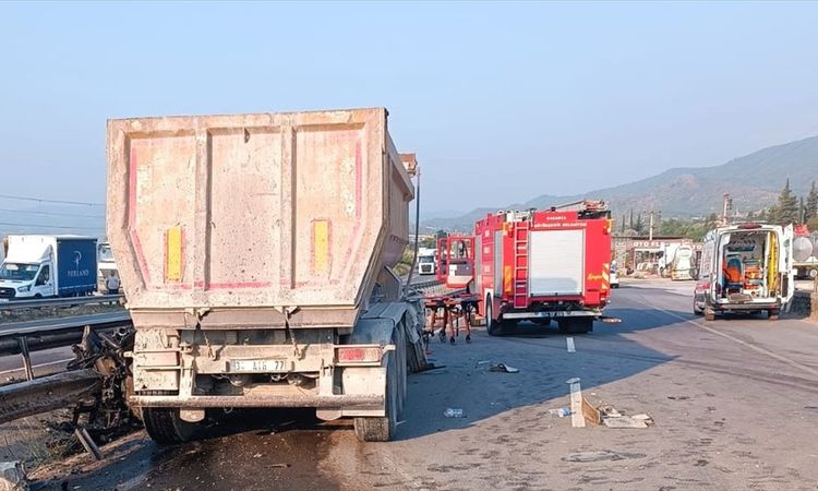 Ayrıntılar Netleşti: Pamukova'da Tır Kazası: 1 Ölü, 1 Yaralı - Son Dakika Haberleri: Gelişmeler Takip Ediliyor
