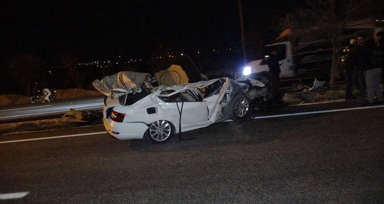 Gündemden Son Bilgiler: Park halindeki TIR’a çarpan otomobil hurdaya döndü - En Son Haber: Gelişmeler Takip Ed