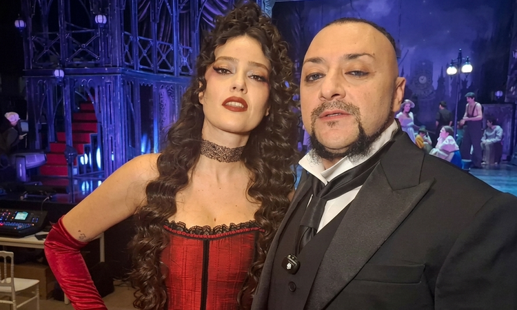 Ayrıntılar Netleşti: Pelin Akil sahnede peş peşe gerileme kaydetti, bacağı morardı! - Haberleri: Gelişmeler Ta
