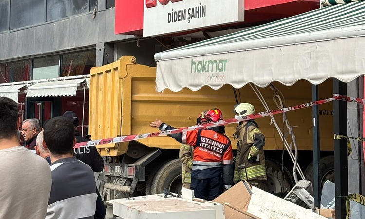 Pendik’te hafriyat kamyonu eczaneye daldı! Bölgeye çok sayıda ekip sevk edildi