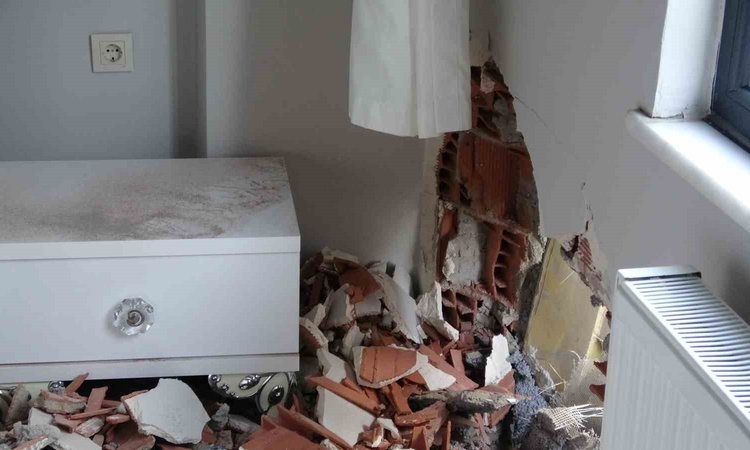 Pendik'te hafriyat kamyonu fren sorunu iddiasıyla binaya çarptı, sürücü yaralandı.: Gelişmeler Takip Ediliyor