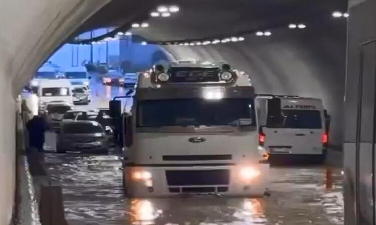 Pendik'te Sabiha Gökçen Havalimanı'nın teknik tünelini su bastı, araçlar mahsur kaldı ve Merak Edilenler