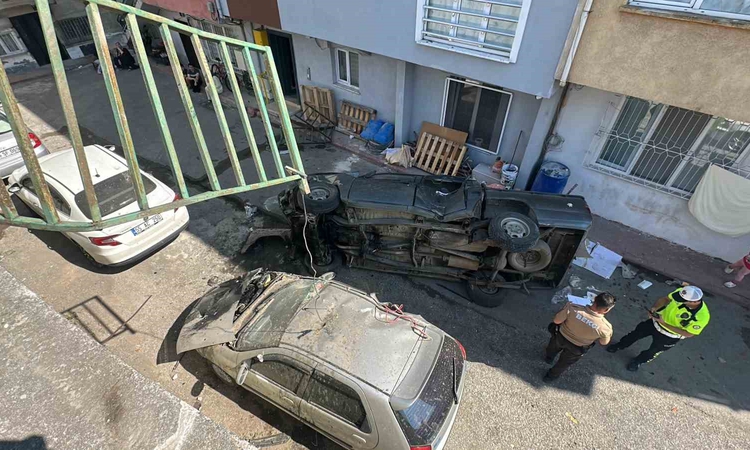 Pikap 5 metreden sokağa uçtu: 2 yaralı | İşte Tüm Ayrıntılar