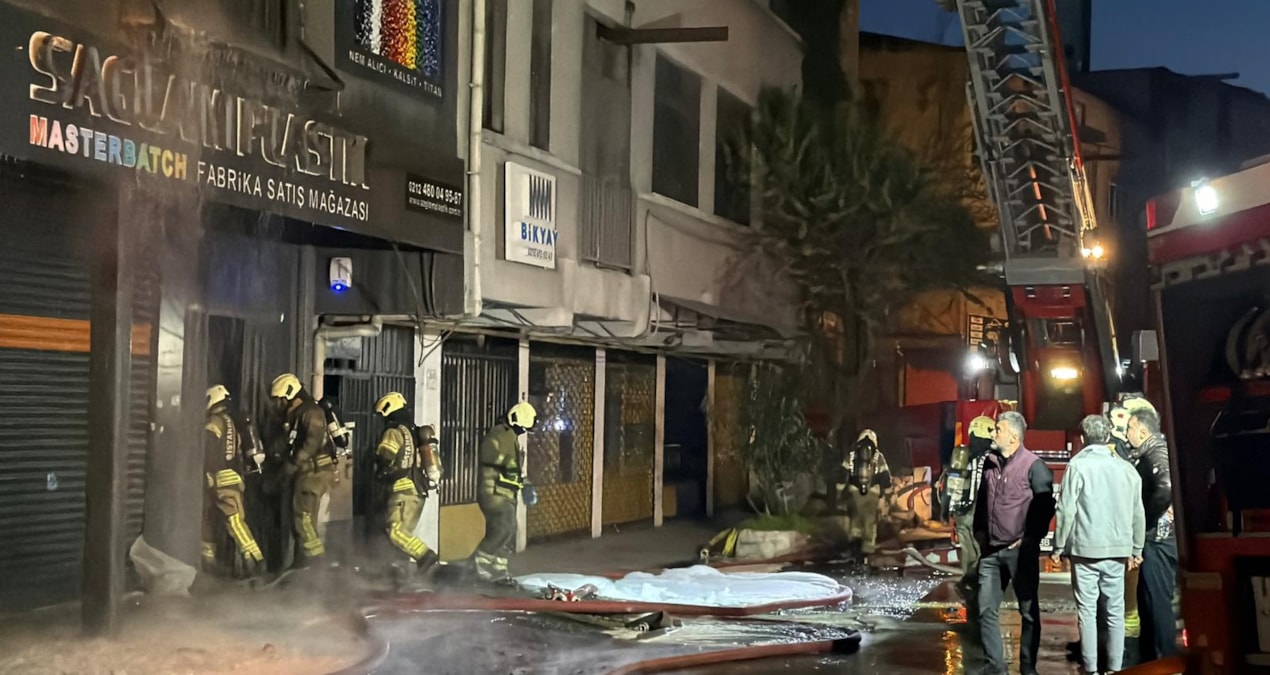 Plastik malzeme satan iş yeri alevlere teslim oldu - Son Dakika Haberleri ve Merak Edilenler