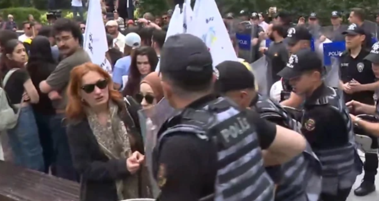 Gündemden Son Bilgiler: Polis 'Açız' diye eylem yapan 40 öğretmeni gözaltına aldı - Haberleri ve Merak Edilenl