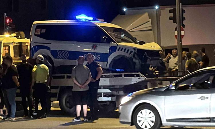 Police vehicle and car collided: 3 injured, 2 of them police officers - Last Minute