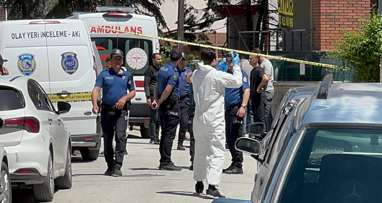 Polisin parkta elleri kanlı bulduğu evlat anne ve babasını katlettiğini itiraf etti - Son Dakika