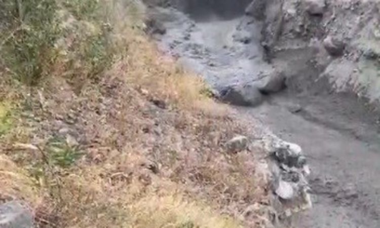 Gündemden Son Bilgiler: Pülümür'de Heyelan Anı Kamerada: 2 Köy Yolu Ulaşıma Açıldı - Son Dakika Haberleri: Gel