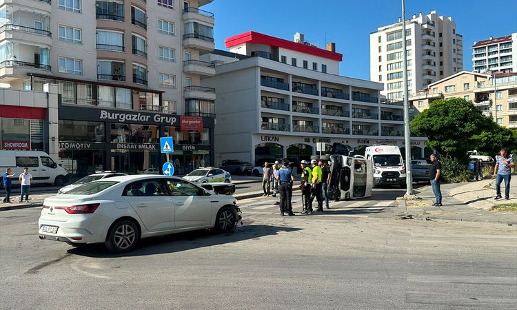 Ayrıntılar Netleşti: Pursaklar'da Minibüs-Otomobil Çarpıştı: 3 Yaralı - Son Dakika: Gelişmeler Takip Ediliyor