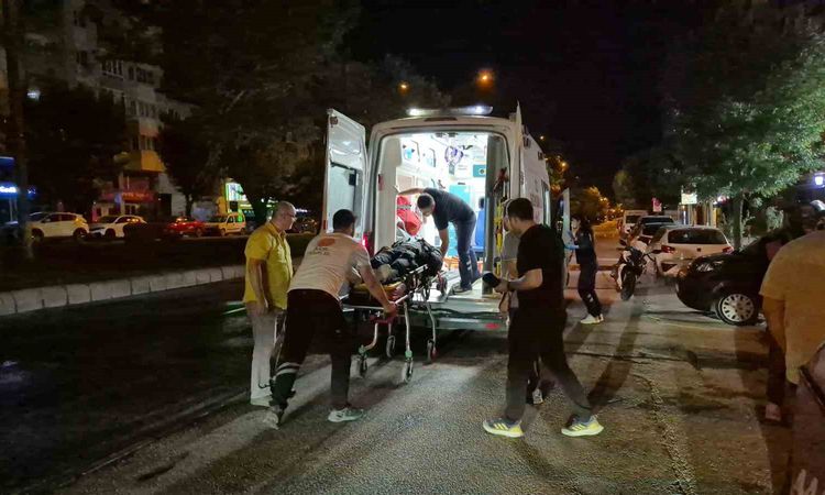 Kritik Açıklama: Refüj sulaması sebebiyle ıslanan yolda motosikleti devrilen kurye yaralandı - Son Dakika