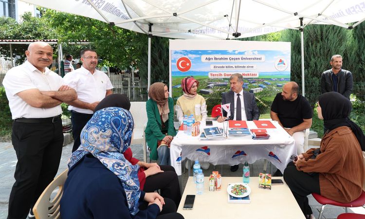 Sıcak Gündem: Rektör Prof. Dr. İlhami Gülçin, Ağrı Cumhuriyet Caddesi'nde üniversite adaylarına rehberlik etti