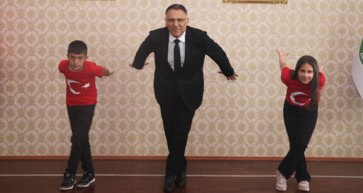Gündemden Son Bilgiler: Rektörlük makamını devralan çocuklardan ‘Kartal Dansı’ - En Son Haber
