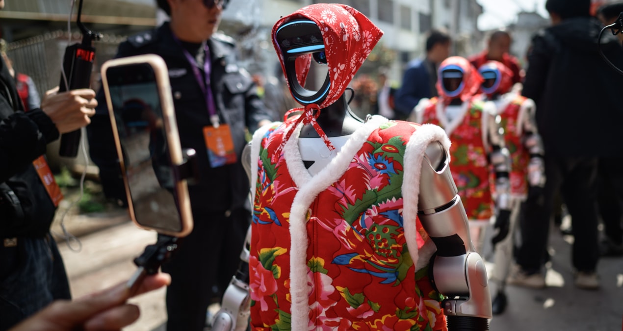 Son Gelişme: Robotlar ve insanlar birlikte sokağa çıktı: İşte 'yeni dünya' - Son Dakika ve Merak Edilenler