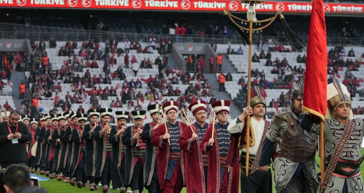 Romanya maçı öncesi Mehter ve İzmir Marşı coşkusu - Haberleri | İşte Tüm Ayrıntılar
