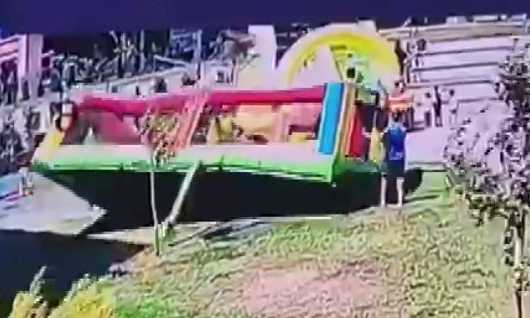 Sıcak Gündem: Rüzgar Şişme Parkı Ters Döndürdü: 3 Çocuk Yaralandı - Haberleri