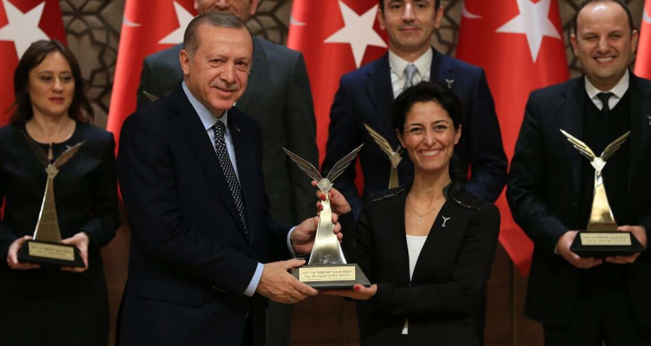 Ayrıntılar Netleşti: Şafak operasyonunda gözaltına alınmıştı: İBB yöneticisi profesör Erdoğan'ın elinden ödül