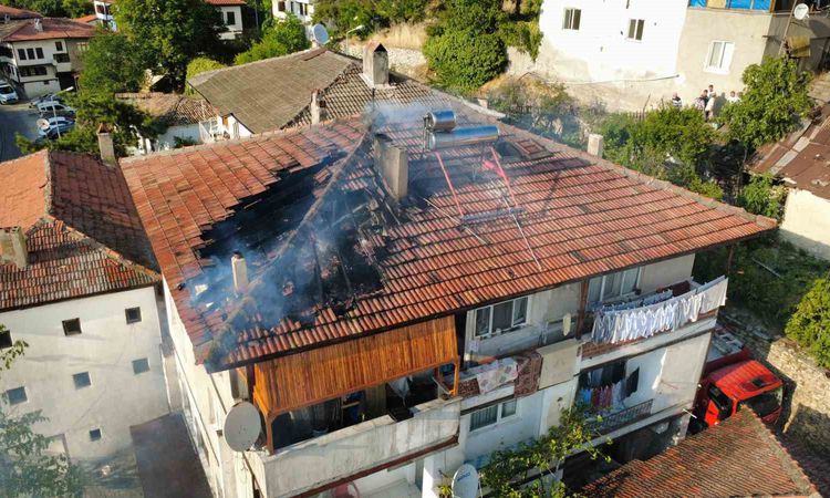Gündemden Son Bilgiler: Safranbolu'da çatı alevlerı dizginlendi - Son Dakika Haberleri: Gelişmeler Takip Edili