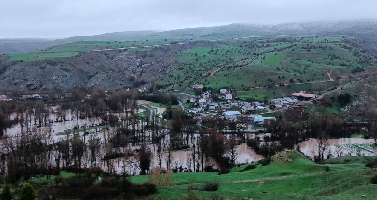 Sağanak nedeniyle Kızılırmak taştı; ev ve ahırları su bastı - En Son Haber - Son Dakika Bilgileri