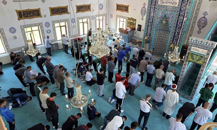 Ayrıntılar Netleşti: Sahada rekabet eden futbolcular cuma namazında aynı safta buluştu - Haberleri | İşte Tüm