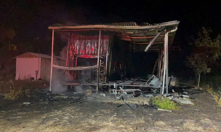 Kritik Açıklama: Sakarya'da çıkan alevlerda prefabrik ev kullanılamaz hale geldi - Son Dakika - Son Dakika Bil