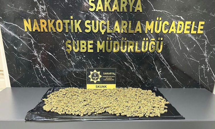 Sakarya Hendek'te araçta 950 gram skunk bulundu, sürücü yakalanarak gözaltına sevk edildi | İşte Tüm Ayrıntıla