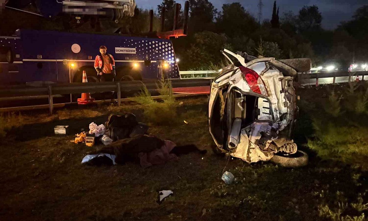 Sakarya Hendek'te devrilen otomobilde 1 ölü, 4 yaralı; kimlikler belirlendi - Son Dakika Bilgileri