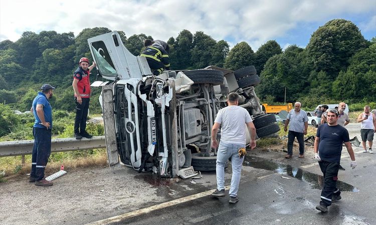 A truck collided with a car in Sakarya and overturned - News