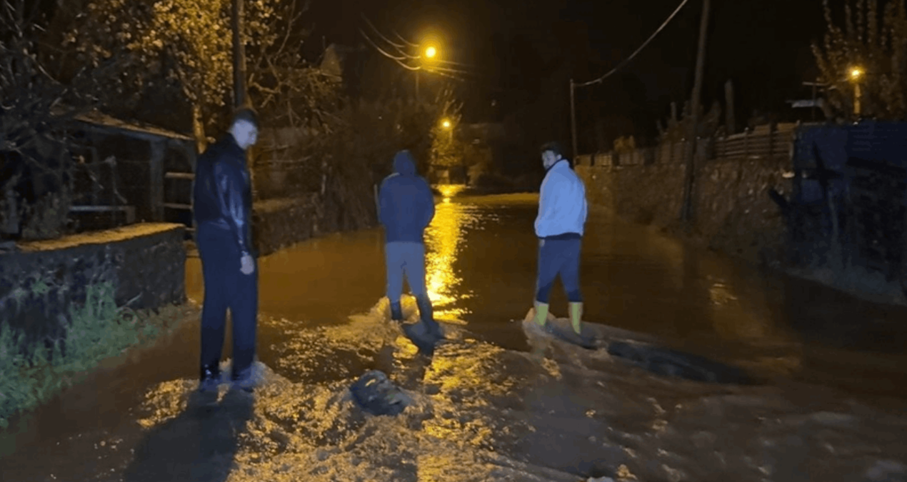 Ayrıntılar Netleşti: Sakarya'da sağanak; dere taştı, mahalleyi su bastı - En Son Haber: Gelişmeler Takip Edili