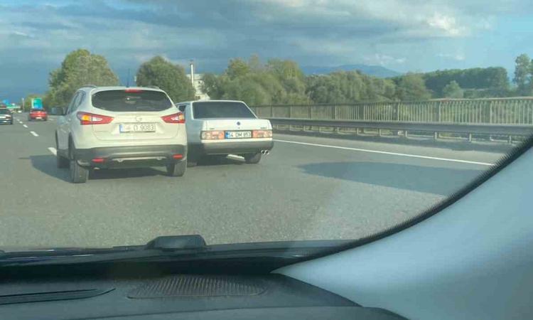 Sakarya'da sürücü sinyalsiz şerit değiştirip teğet geçti, anlar kameraya yansıdı: Gelişmeler Takip Ediliyor
