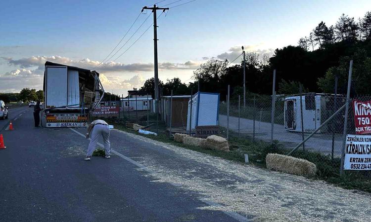 Workers' minibus collided with a truck in Sakarya and overturned: 13 injured - Breaking News