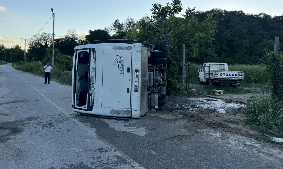 13 people were injured as a result of the service midibus colliding with a truck and overturning in Sakarya - Breaking News