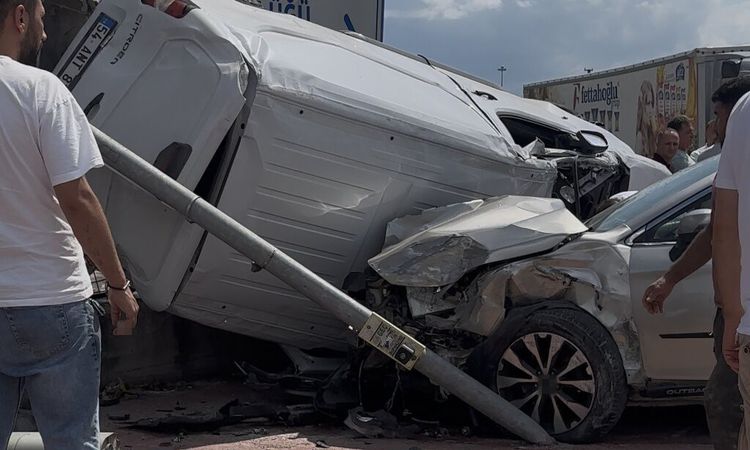Son Gelişme: Sakarya'da Zincirleme Kaza: 3 Yaralı - Son Dakika - Son Dakika Bilgileri