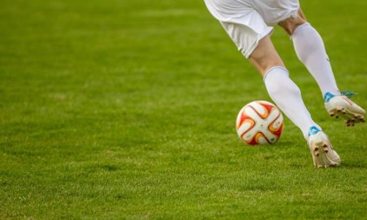 Kritik Açıklama: Sakatlık nedeniyle oyunun durmasına yol açan futbolcu kaç dakika kenarda bekler? - Haberleri