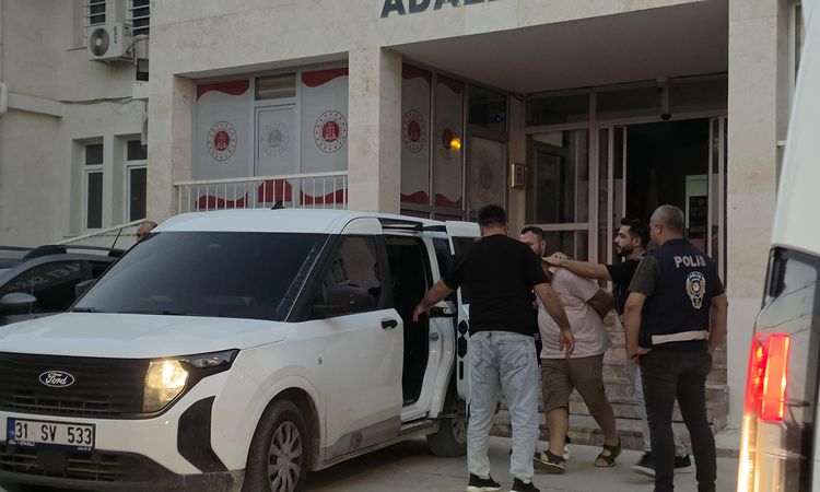 Sıcak Gündem: Samandağ'da 16 Yaşındaki Çocuğu Silahla Alıkoyan 2 Şüpheli hakkında tutuklama kararı verildi - S