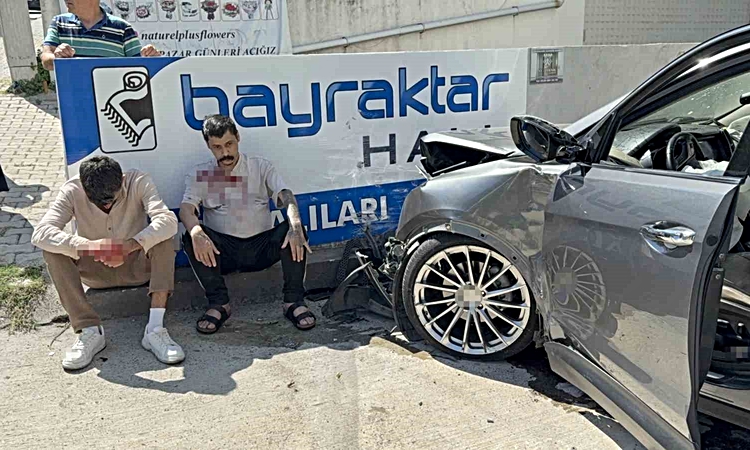 Samsun’da 2 otomobile çarpıp savrulan araç duvara çarptı: 3 yaralı