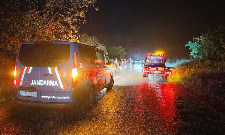 Samsun Bafra'da arkadan çarpan otomobilin karıştığı kazada 3 kişi yaralandı
