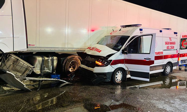 Sıcak Gündem: Samsun'da hasta taşıyan ambulans ile tırın çarpıştığı kazada 6 kişi yaralandı - Haberleri: Geliş