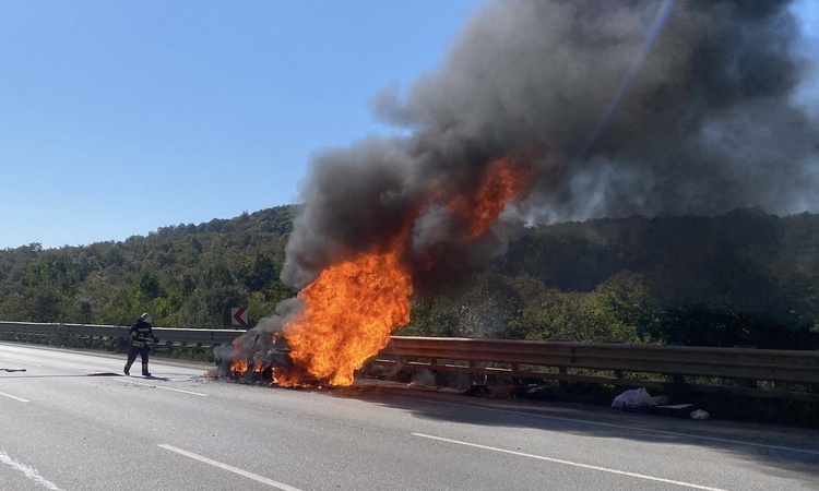 Samsun Kavak'ta otomobil seyir halindeyken yandı, 2'si çocuk 4 kişi kurtuldu - Son Dakika Bilgileri